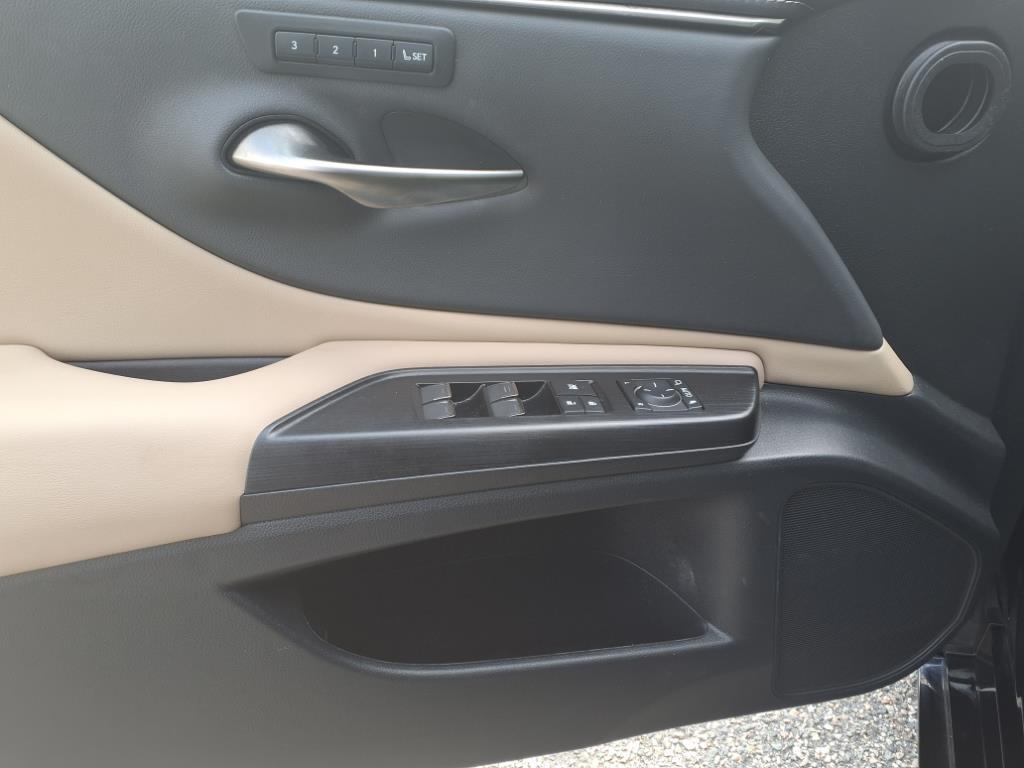 2021 Lexus ES 350 photo 16