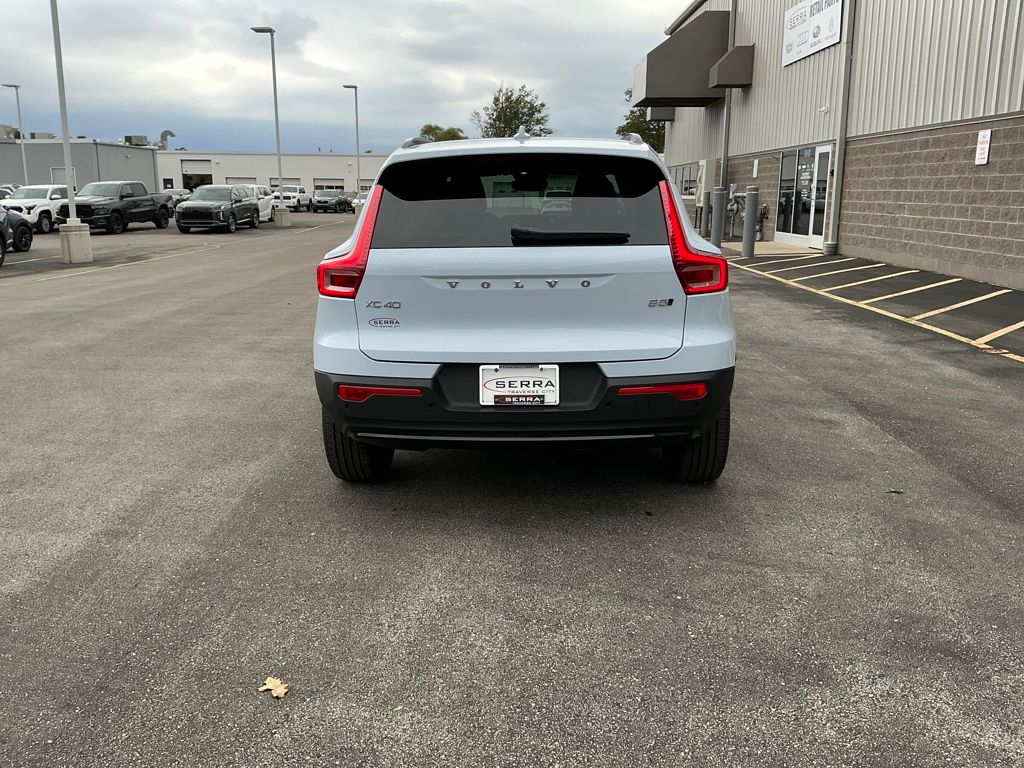 2026 Volvo XC40 Plus photo 3