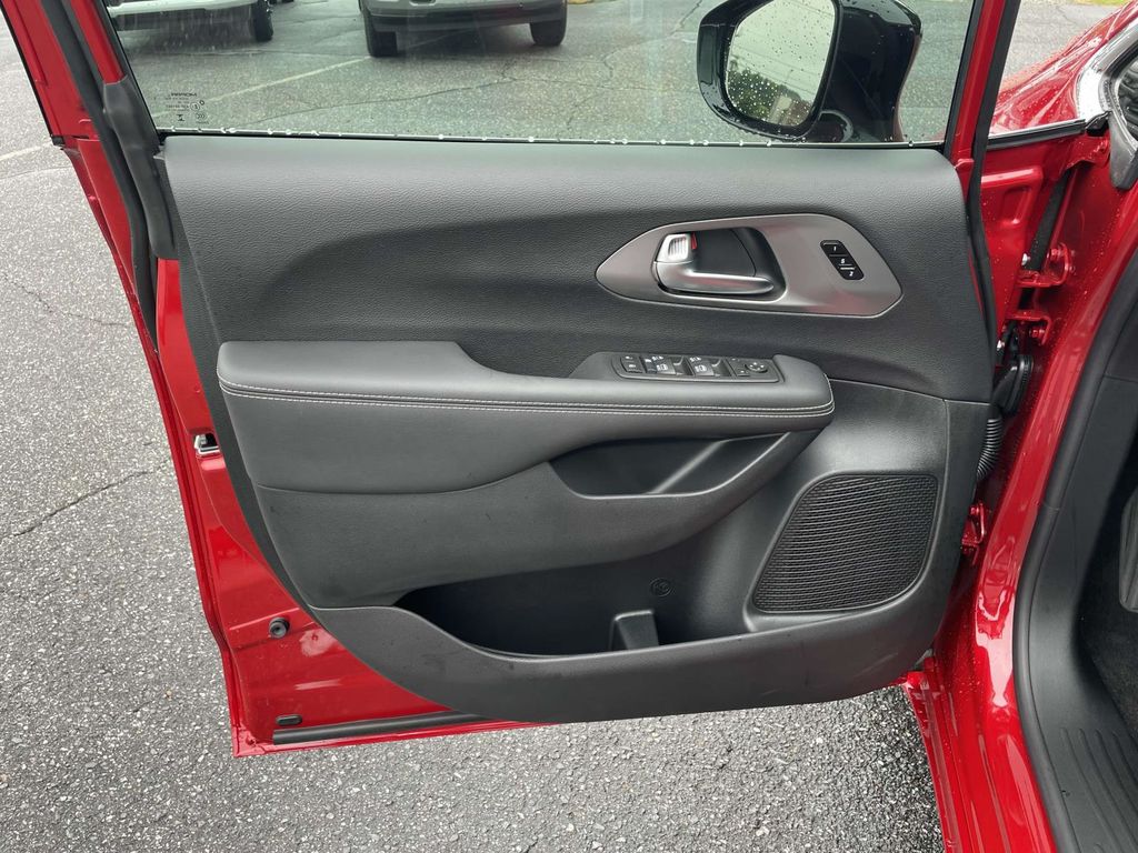 2025 Chrysler Pacifica photo 22