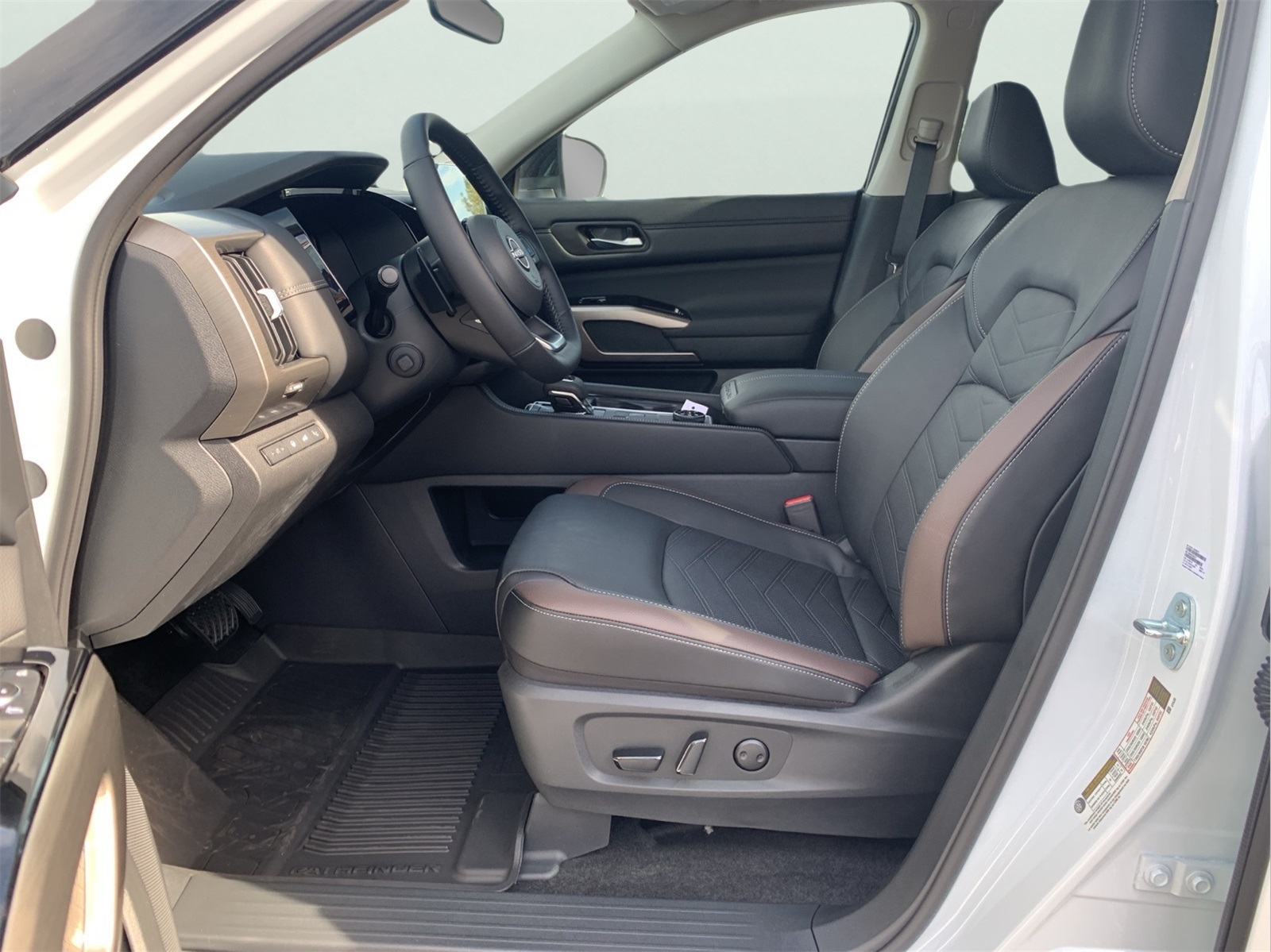2025 Nissan Pathfinder Platinum photo 13