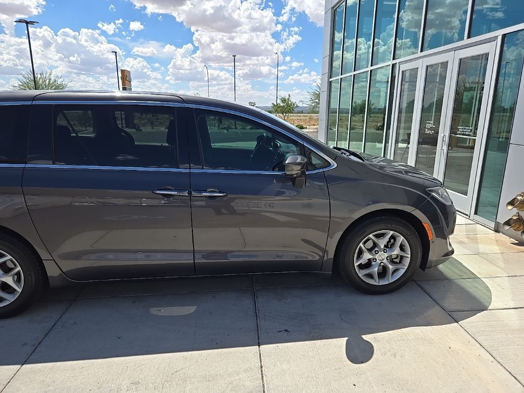 2020 Chrysler Pacifica Touring photo 9