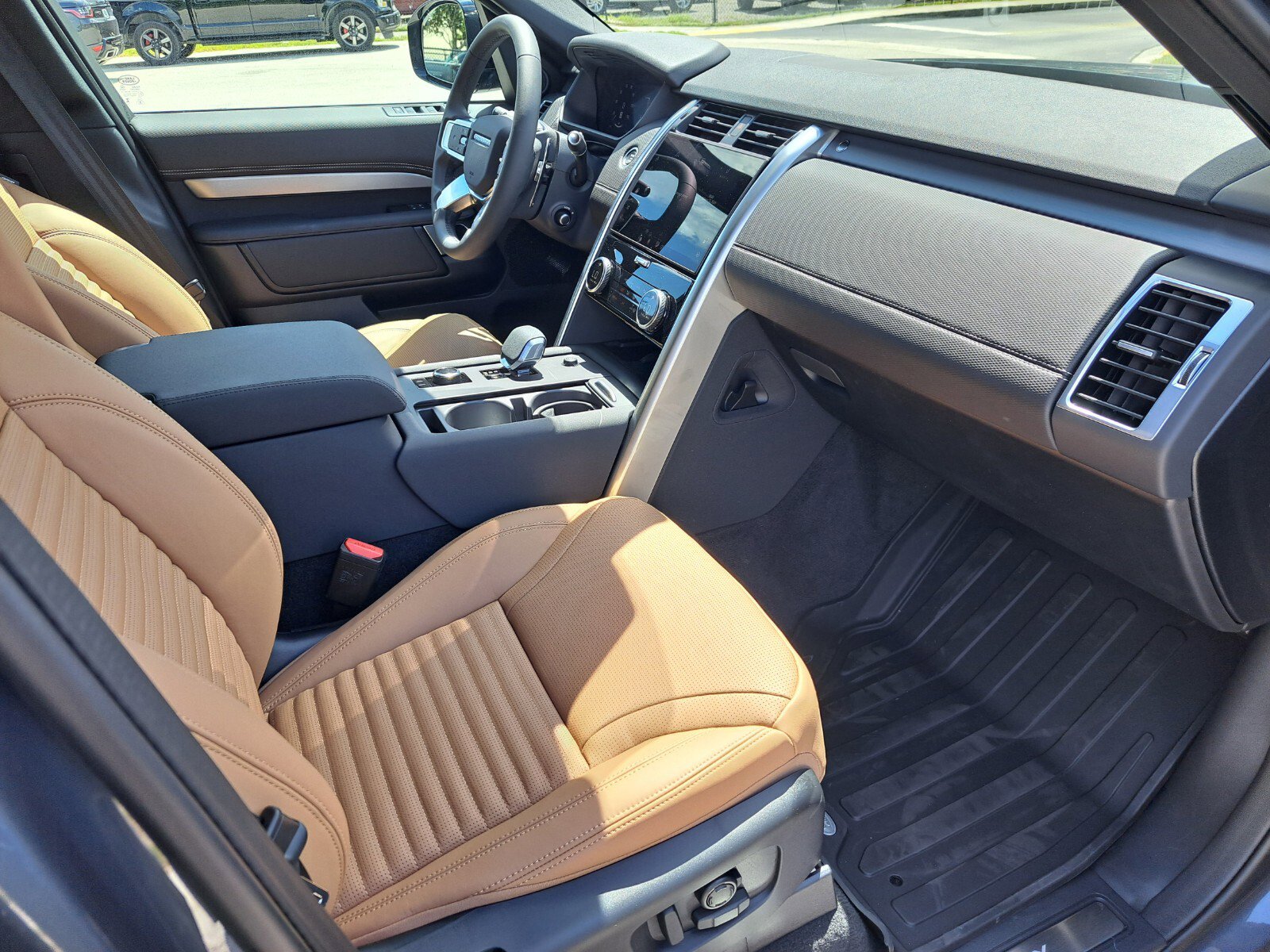 2025 Land Rover Discovery SE photo 2