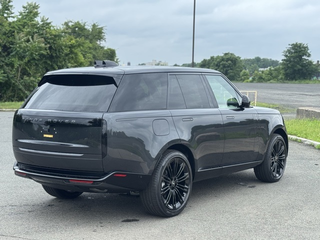 2025 Land Rover Range Rover SE photo 3