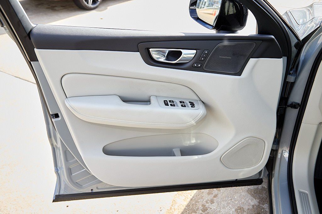 2026 VOLVO XC60 - Image 9