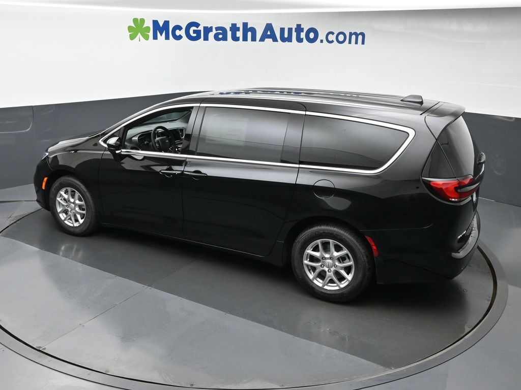 2026 Chrysler Pacifica photo 18