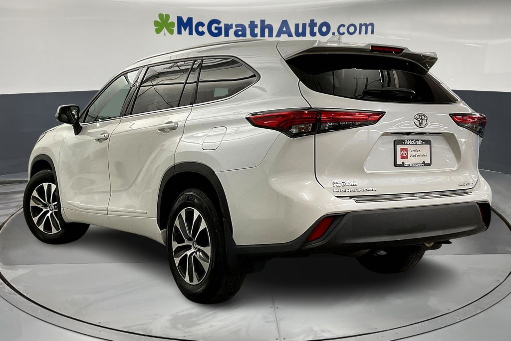 2022 Toyota Highlander XLE photo 3