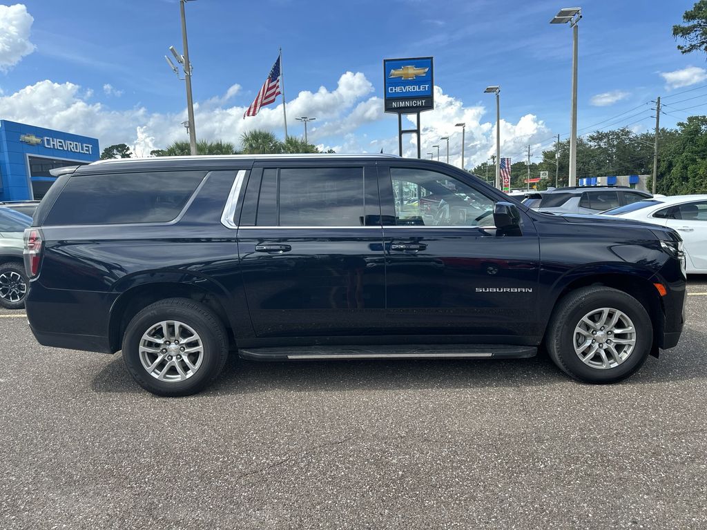 2023 Chevrolet Suburban LT photo 17