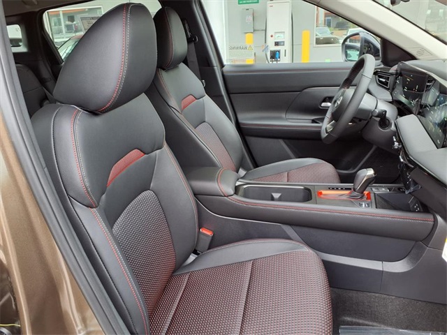 2026 Nissan Kicks SR photo 4