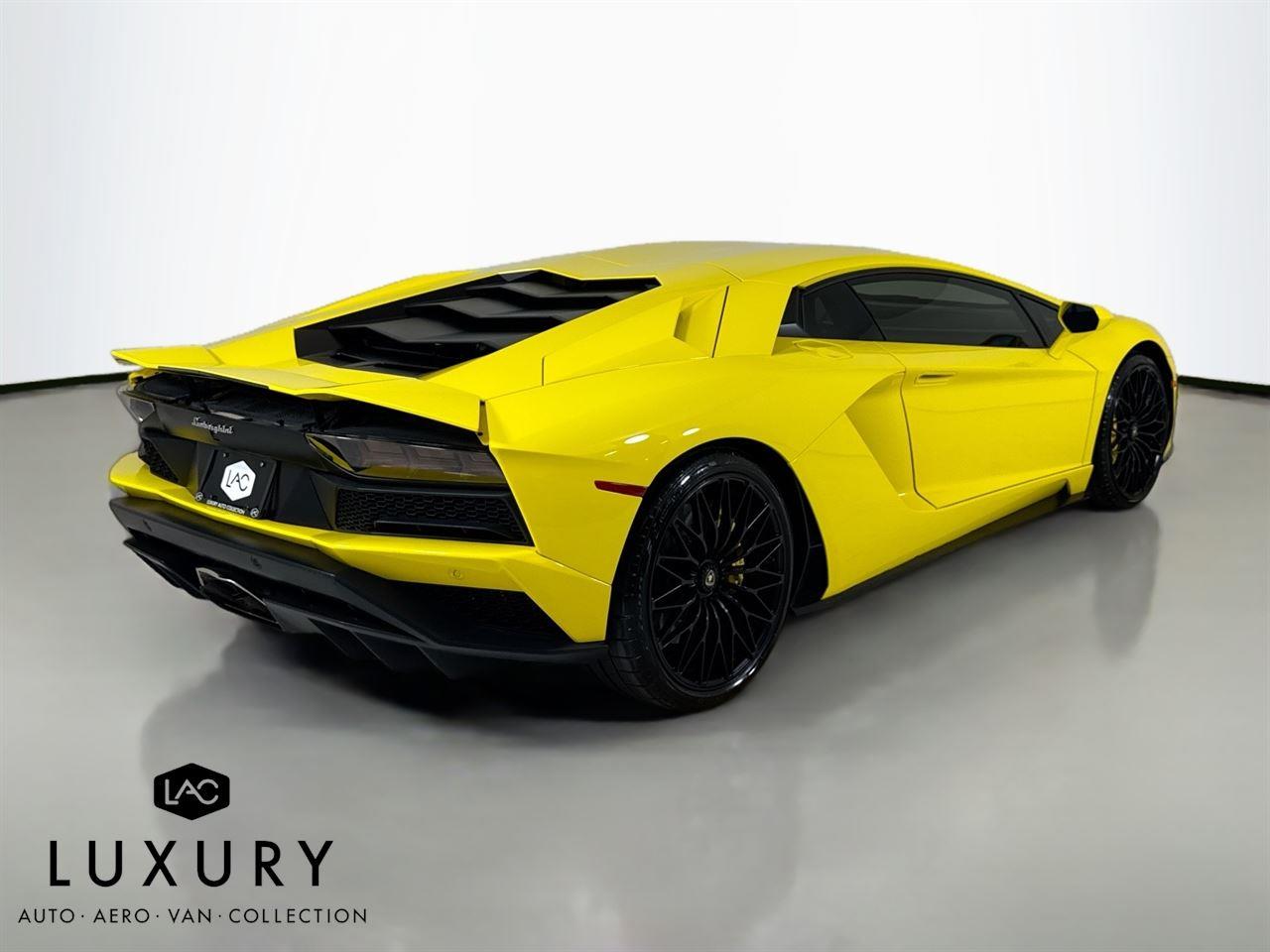 2018 Lamborghini Aventador photo 4