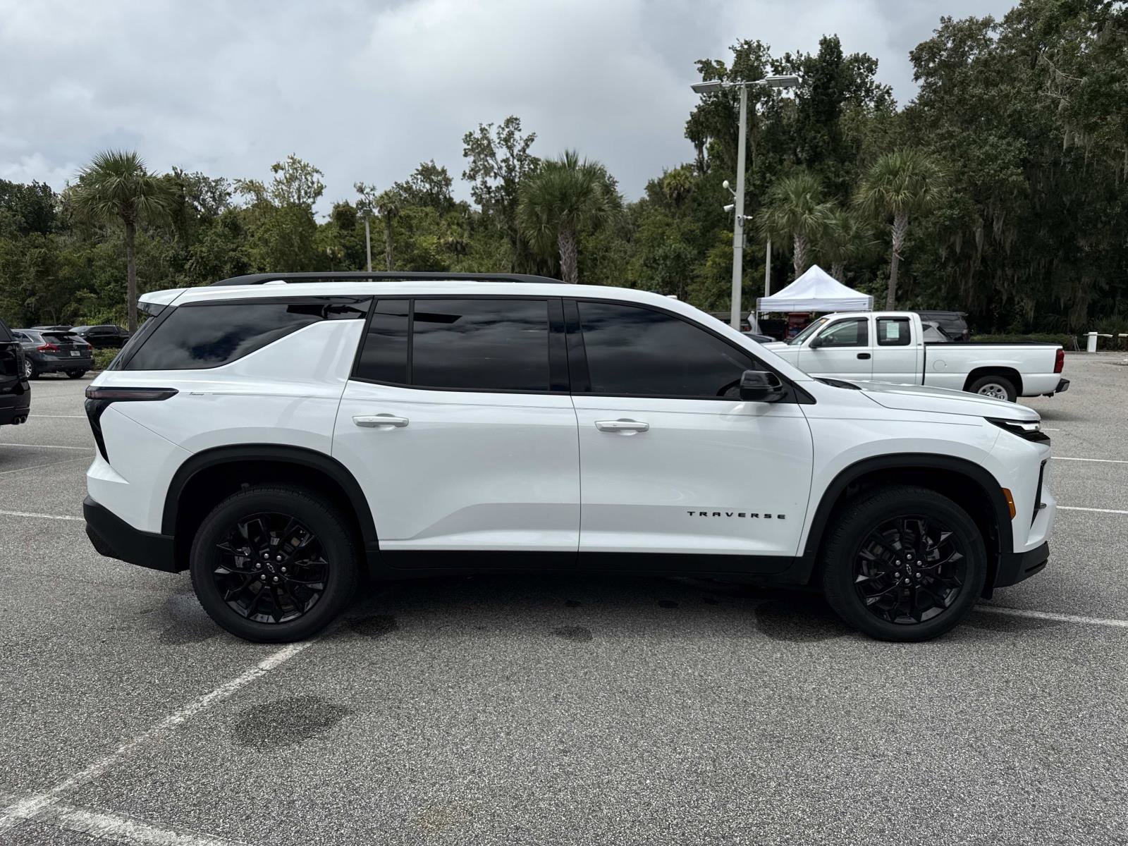 2025 Chevrolet Traverse photo 2