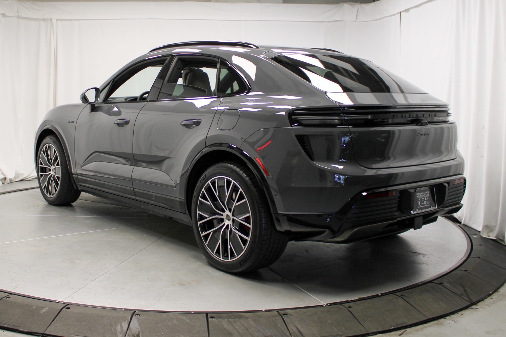 2025 Porsche Macan Electric Turbo photo 7