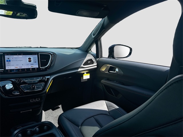 2025 Chrysler Voyager LX photo 20