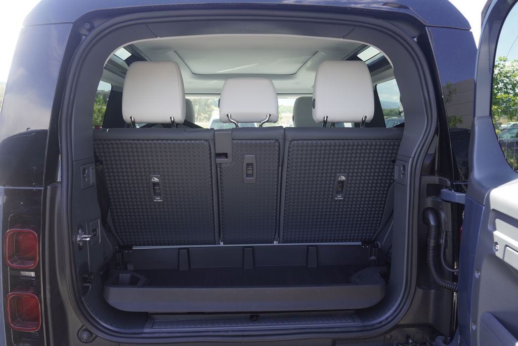 2025 Land Rover Defender 90 X-Dynamic SE photo 25