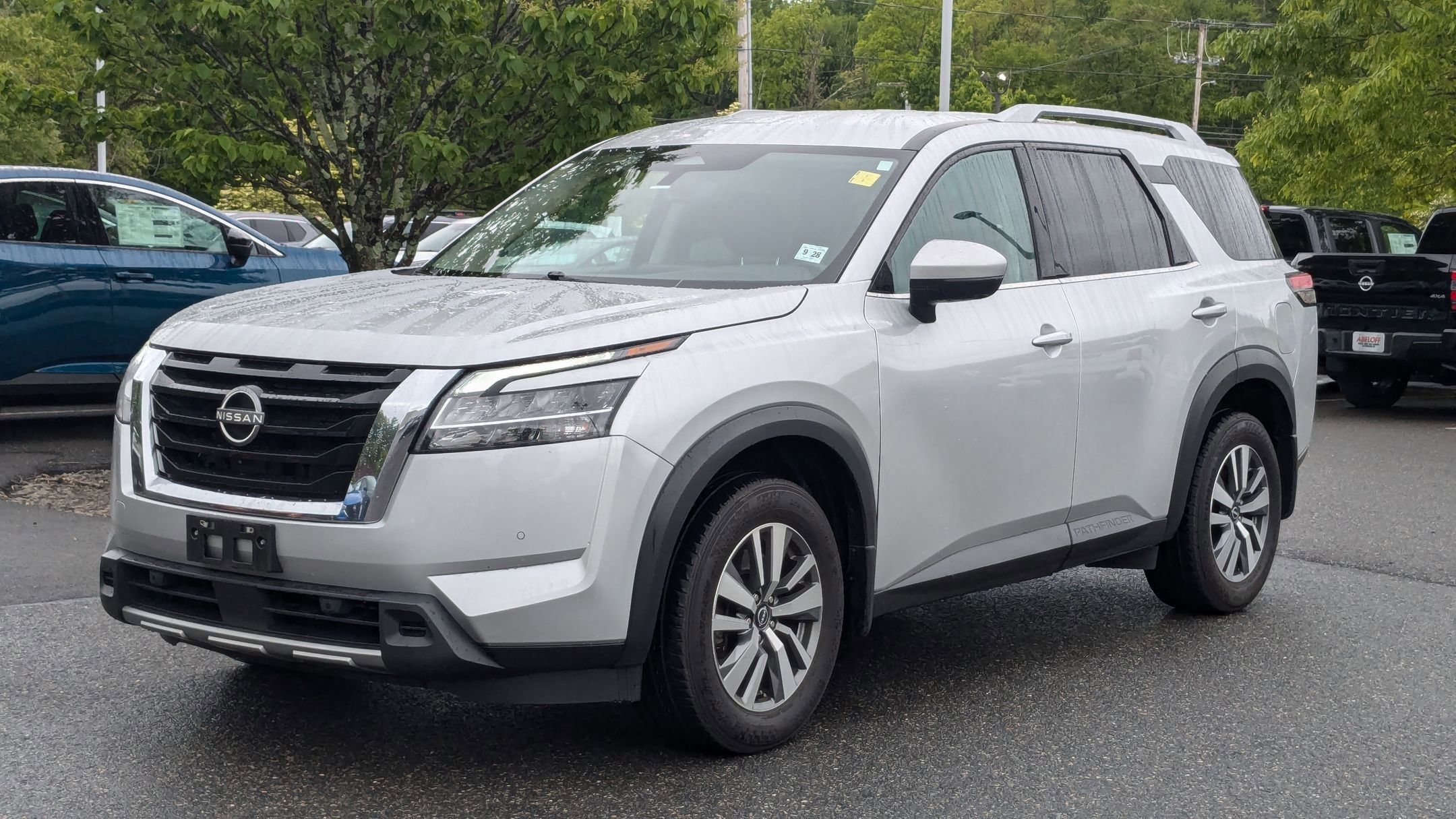 2024 Nissan Pathfinder SL photo 2