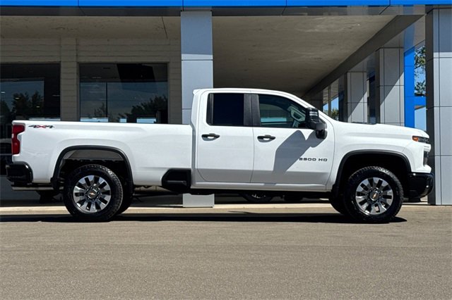 2025 Chevrolet Silverado 2500HD Custom photo 2
