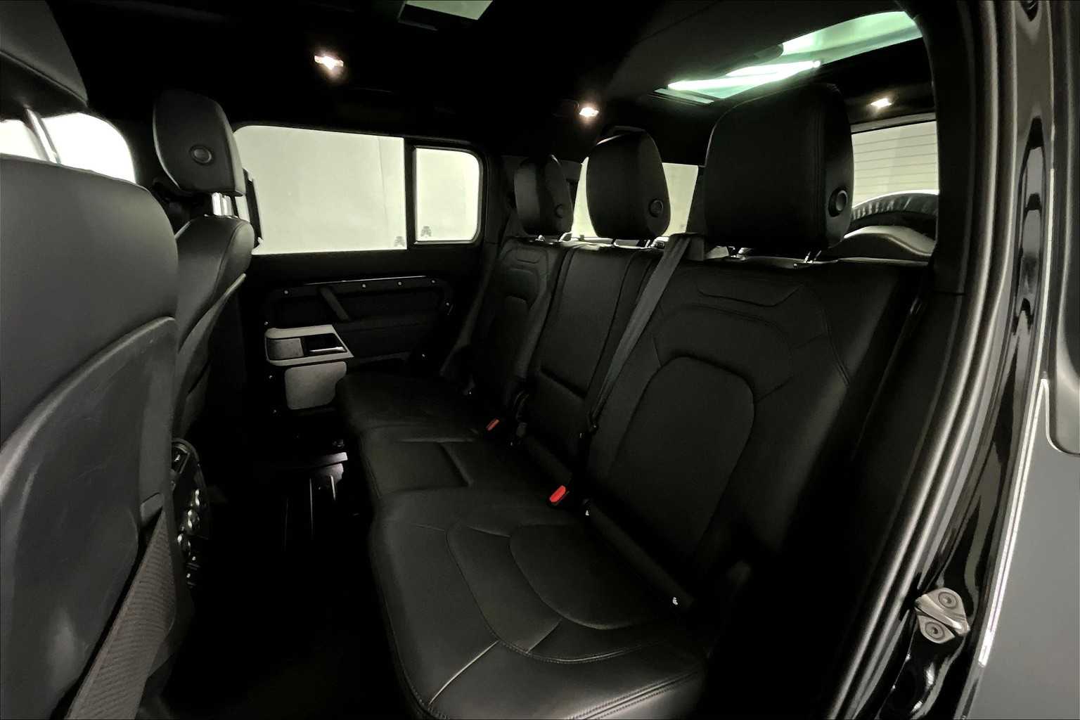 2023 Land Rover Defender SE photo 18