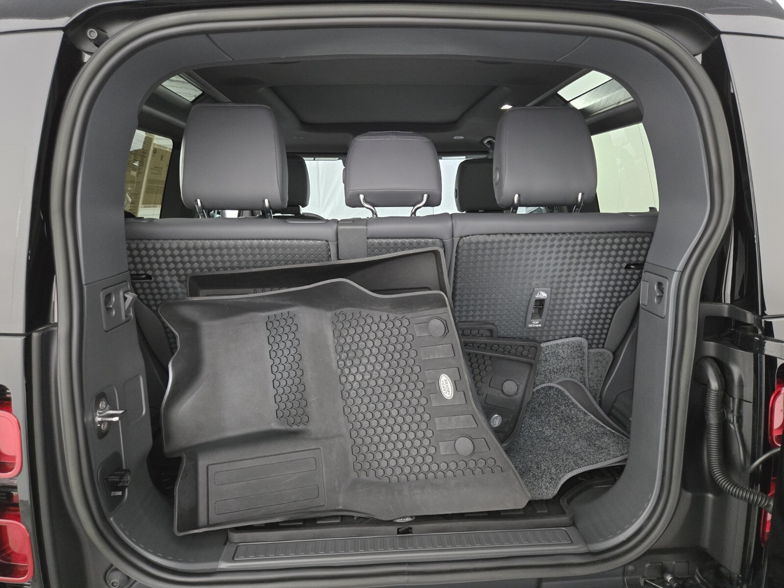 2023 Land Rover Defender 90 X-Dynamic SE photo 9