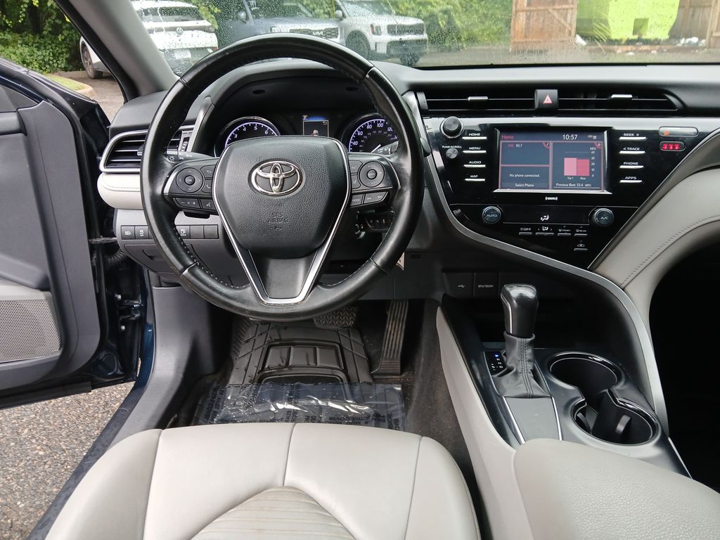 2020 Toyota Camry SE photo 13