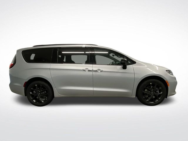 2026 Chrysler Pacifica photo 2