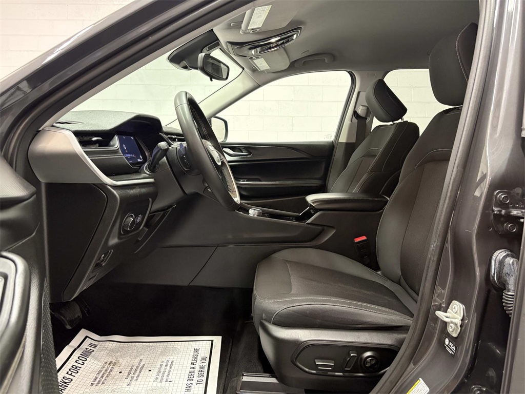 2023 Jeep Grand Cherokee Laredo photo 4