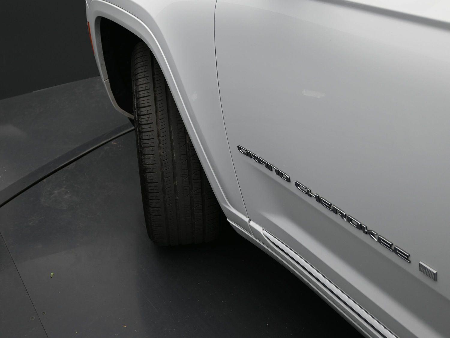 2022 Jeep Grand Cherokee Summit photo 3