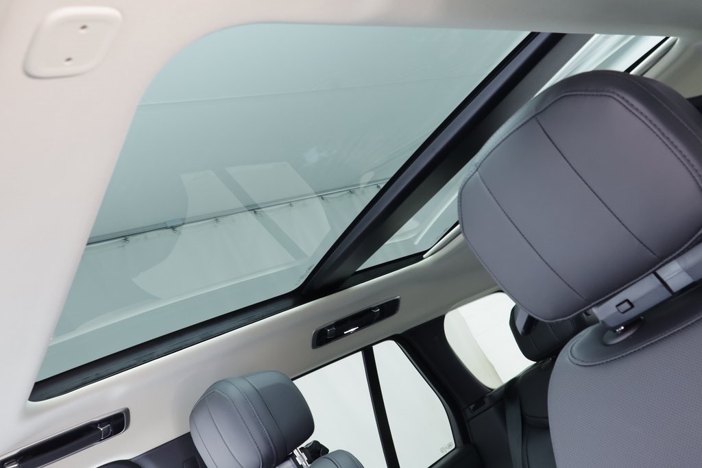 2025 Land Rover Range Rover SE photo 9