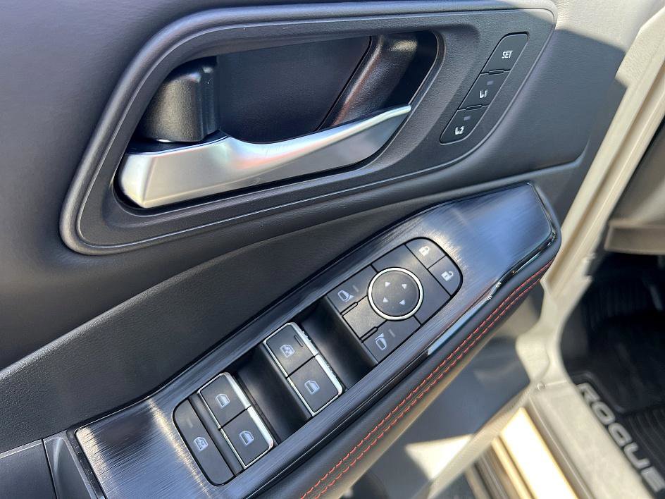 2025 Nissan Rogue SV photo 13