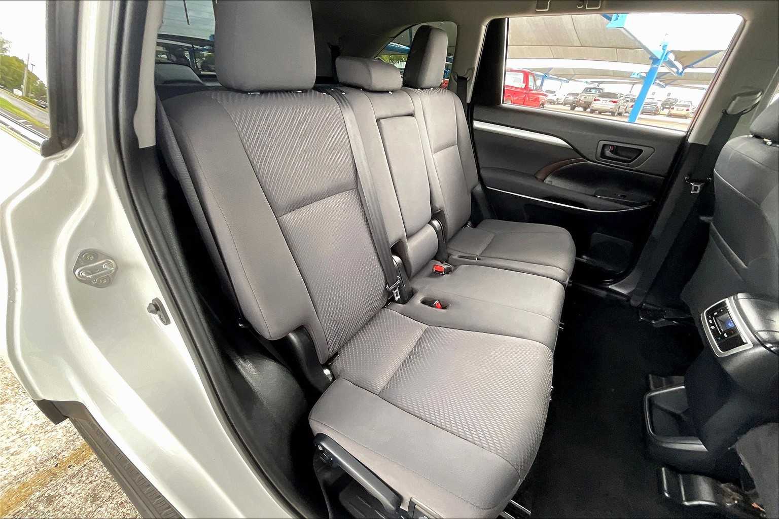 2019 Toyota Highlander LE photo 17