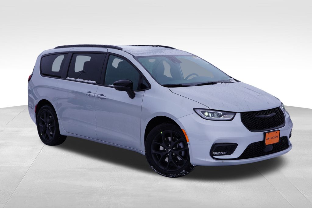 2026 Chrysler Pacifica Select's photo