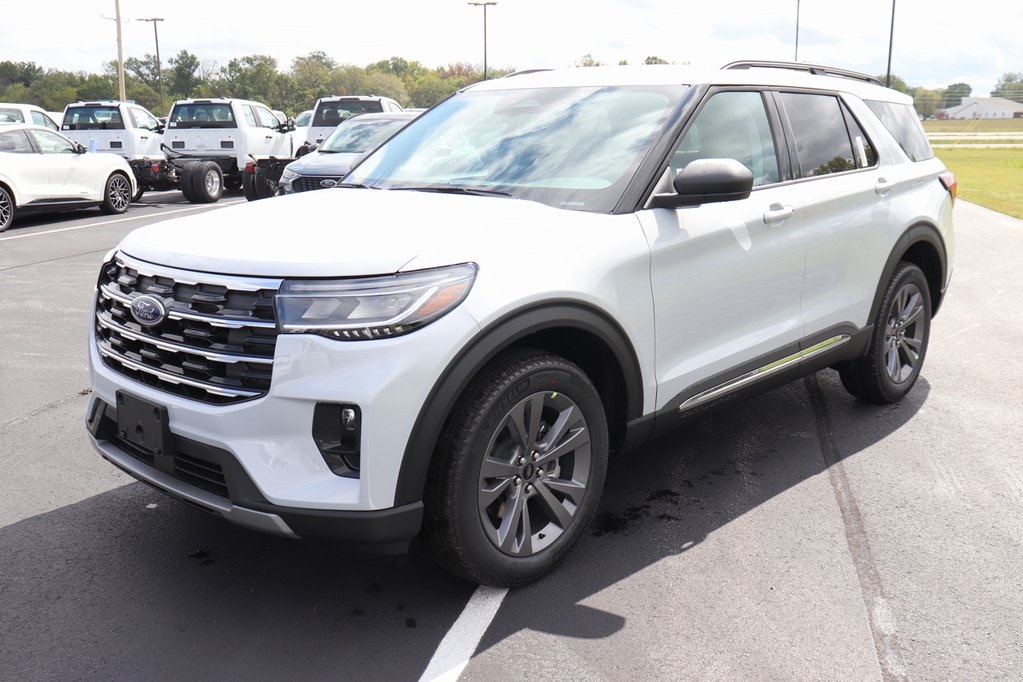 2025 Ford Explorer photo 2