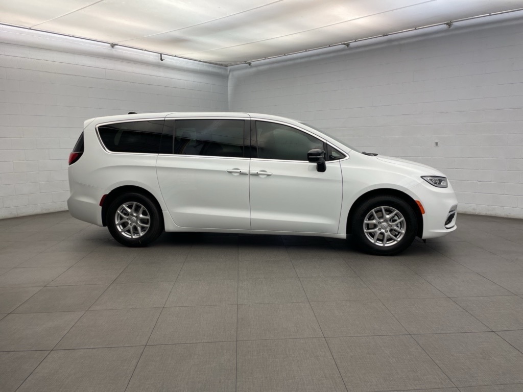 2026 Chrysler Pacifica photo 2
