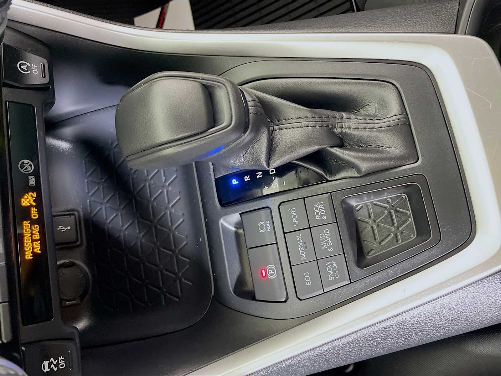 2021 Toyota RAV4 LE photo 13