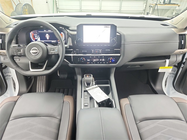 2025 Nissan Pathfinder Platinum photo 18
