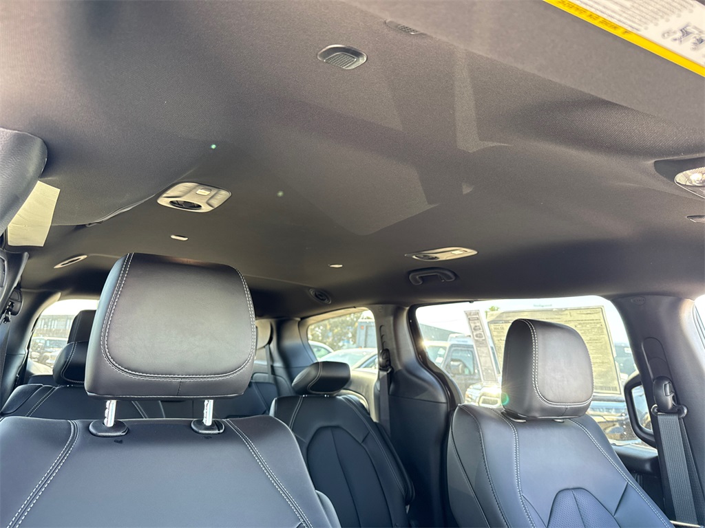 2025 Chrysler Voyager LX photo 16