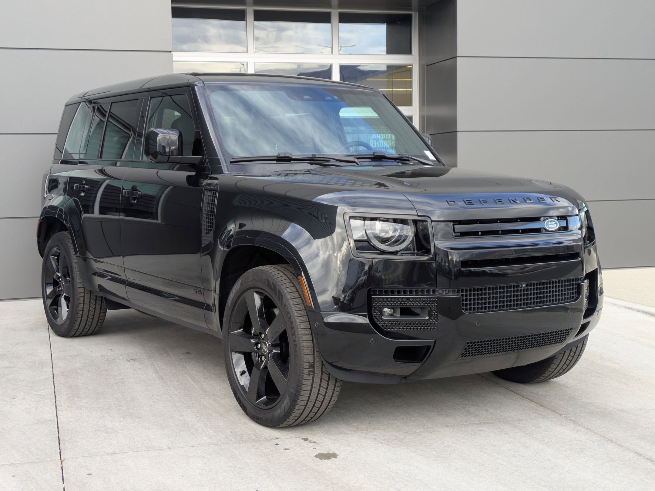 2025 Land Rover Defender 110 V8 photo 2