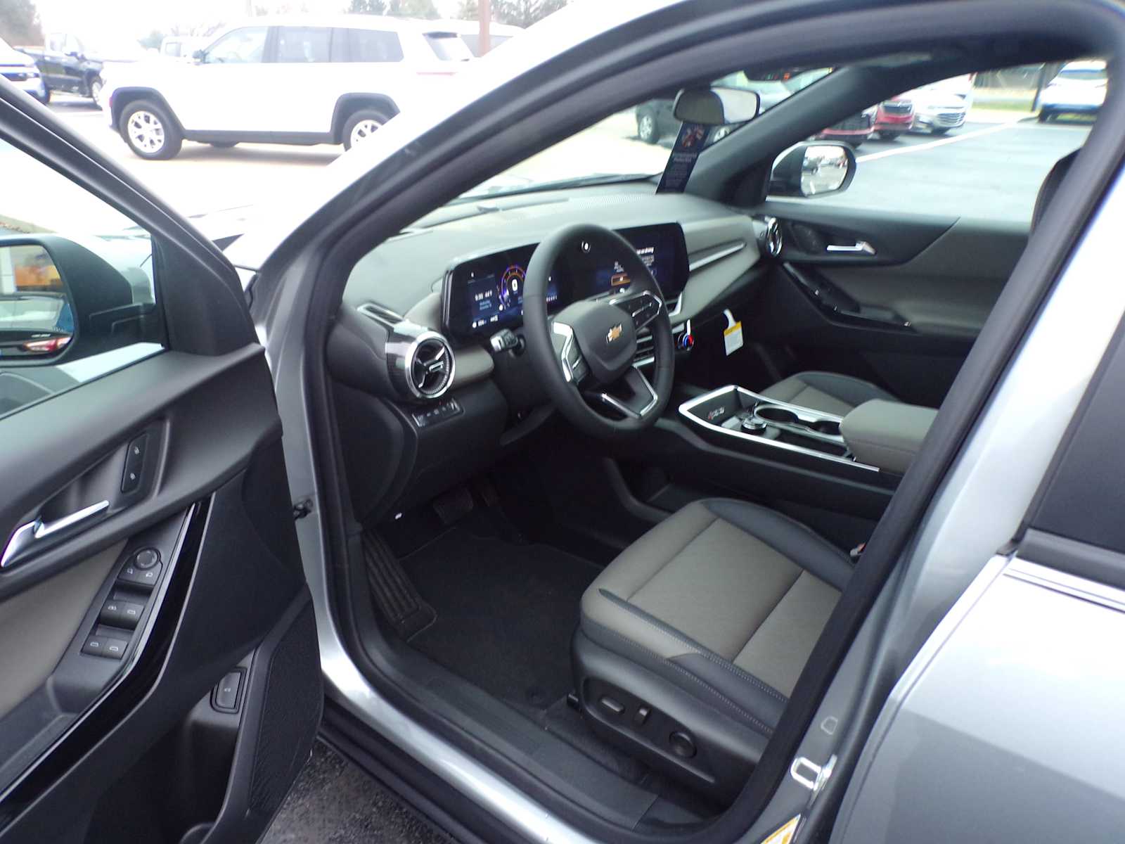 2026 Chevrolet Equinox LT photo 4