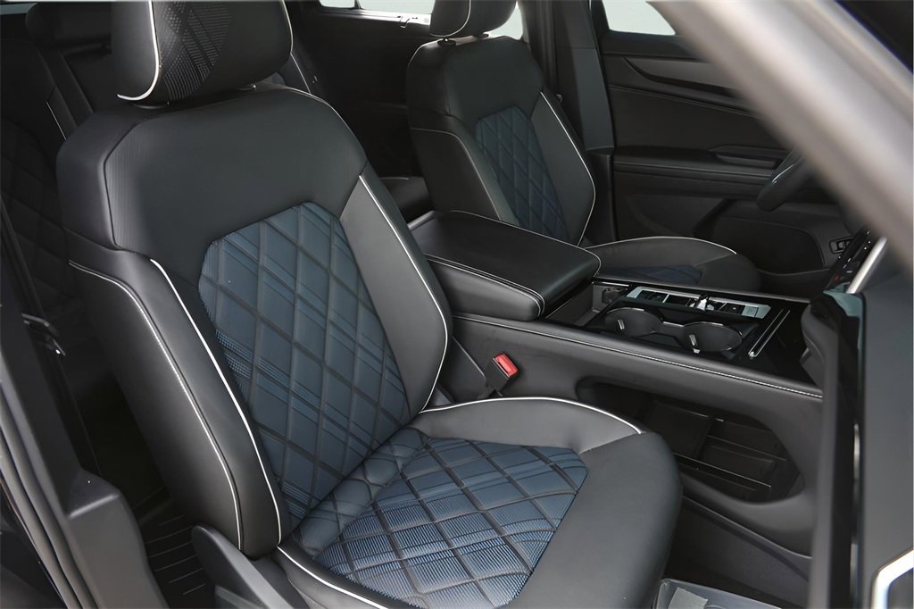 2025 Volkswagen Atlas Cross Sport SEL Premium R-Line photo 30