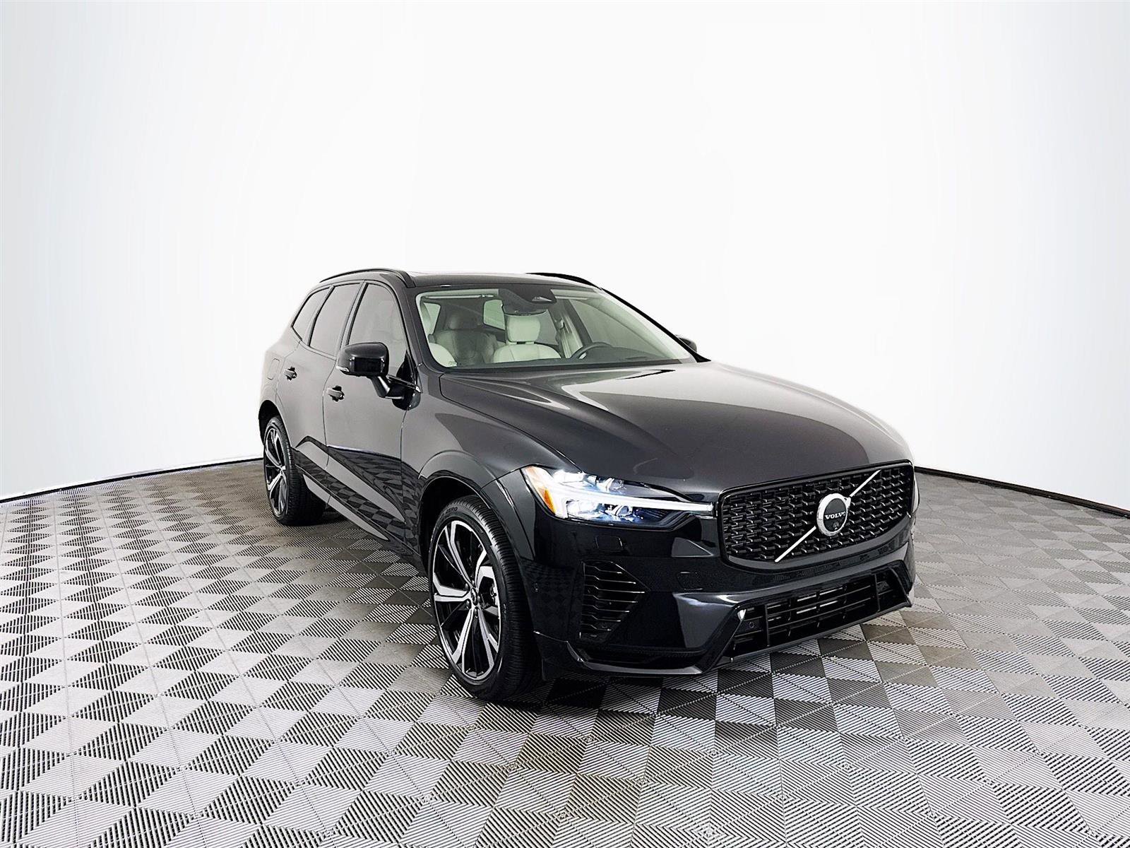 2025 Volvo XC60 Hybrid T8 photo 3