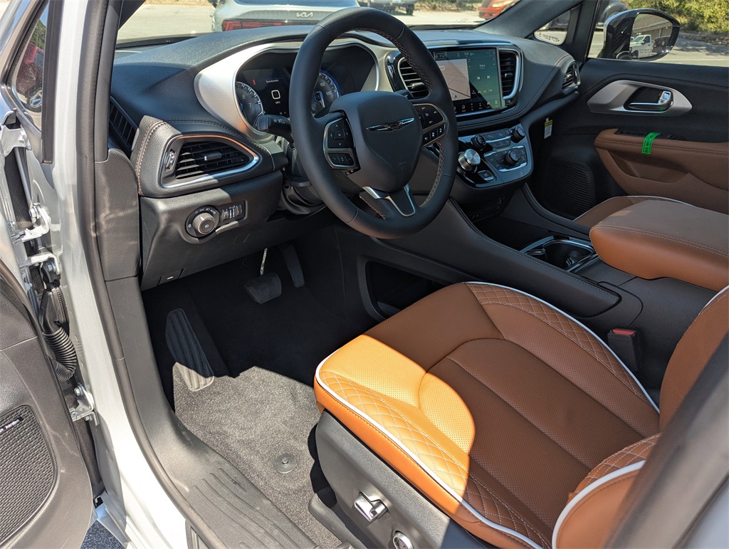 2026 Chrysler Pacifica Pinnacle photo 10