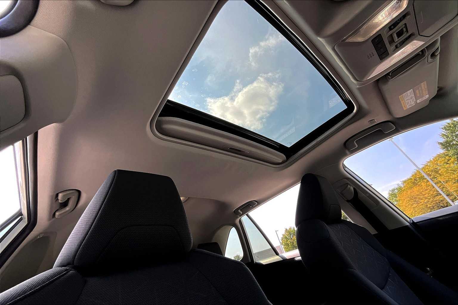 2025 Toyota RAV4 XLE photo 12