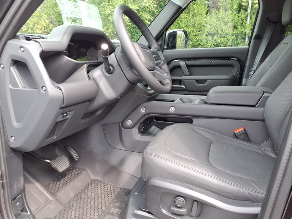2025 Land Rover Defender 110 S photo 17