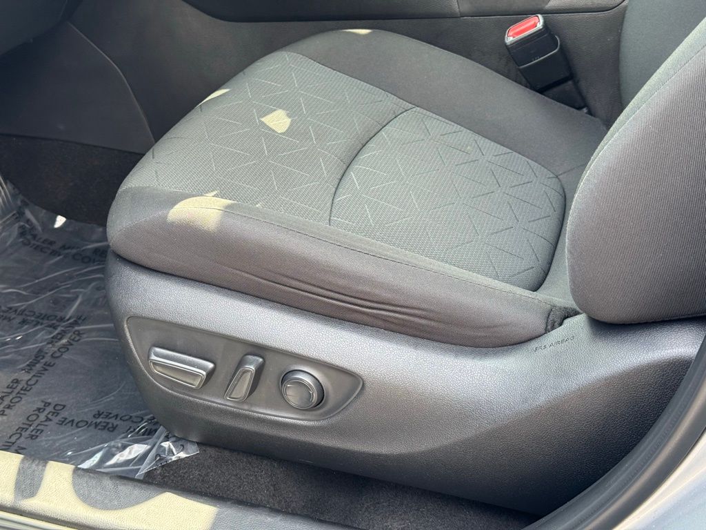 2023 Toyota RAV4 XLE photo 19