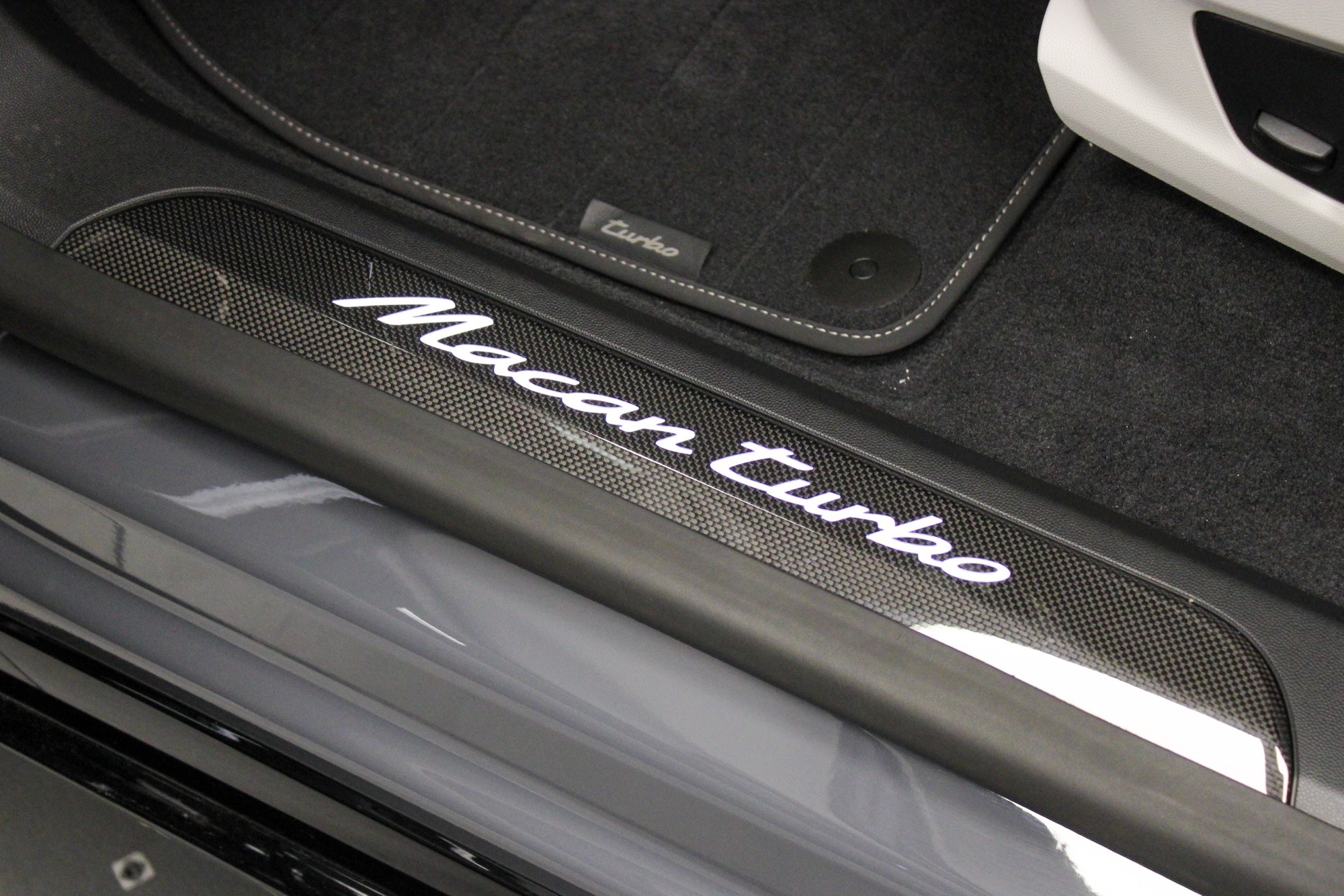 2025 Porsche Macan Electric Turbo photo 21