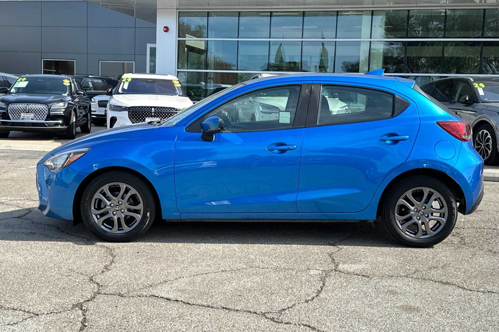 2020 Toyota Yaris LE photo 6