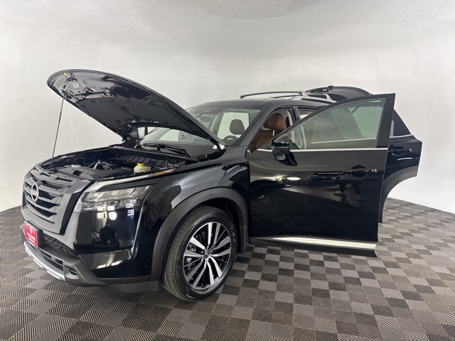 2025 Nissan Pathfinder Platinum photo 11
