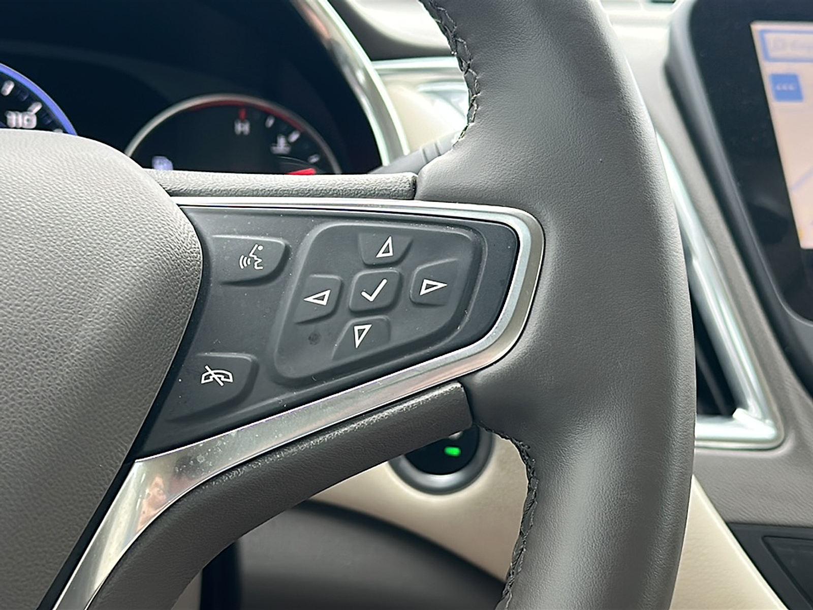 Used 2024 Lakeshore Blue Metallic CHEVROLET LT image 27