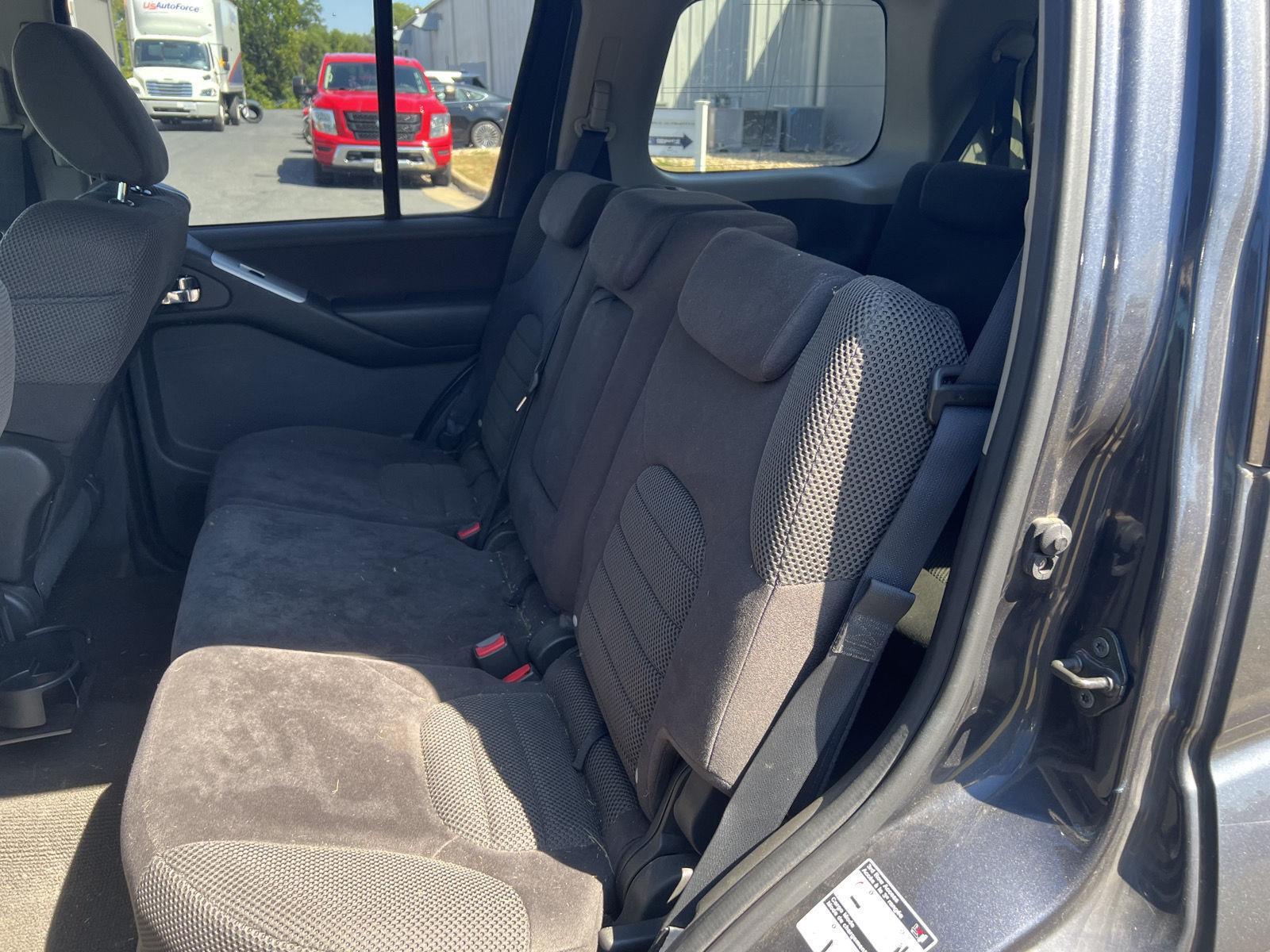 2010 Nissan Pathfinder SE photo 9