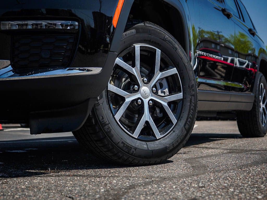 2025 Jeep Grand Cherokee Limited photo 4