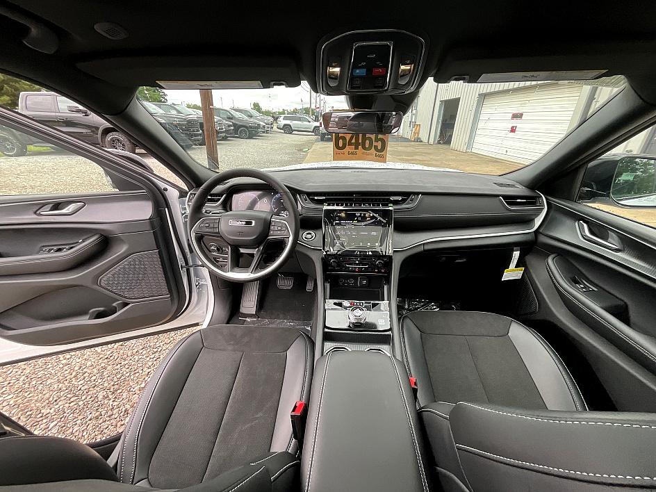 2025 Jeep Grand Cherokee Laredo Altitude photo 34