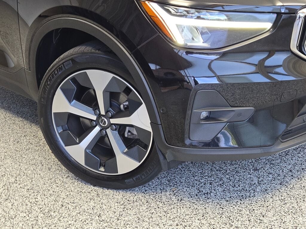 2024 Volvo XC40 Plus photo 2